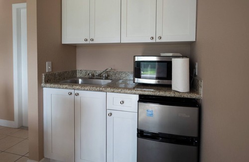 Alice Town Apartment | Tranquil Studio Condo in Bimini