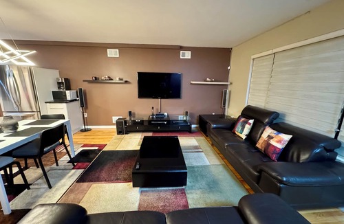 Mariners Harbor Apartment | Urban Oasis: A Modern 2-Bedroom Apartment in Staten Island with WiFi, AC & More.