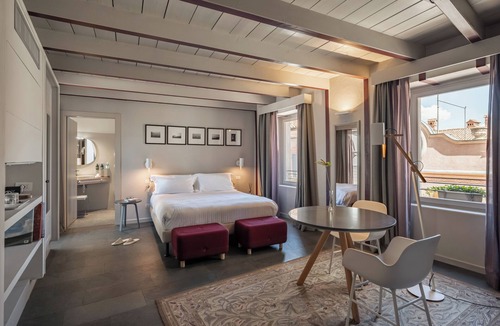 La Morra House | Uve Rooms & Wine Bar