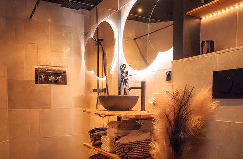 Choisy-le-Roi Apartment | VELVET & LEATHER - Luxurious Loveroom near Paris - Spa Sauna Secretroom Cinema