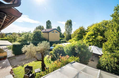 Mirano Apartment | 'Verde' Room with Shared Garden, Wi-Fi and Air Conditioning