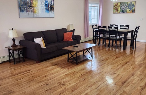 East New York House | 🌊☀️🌲Vibrant Stay with Free Wine🌲🌊☀️