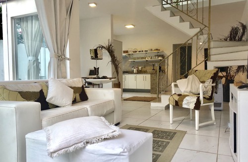 Pero House | Villa Bella Vista, casa estilosa, decorada com muito bom gosto.