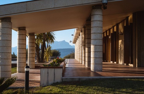 Cavaion Veronese Villa | Villa Cavaion - sophisticated villa with infinity pool, park & 180° lake view