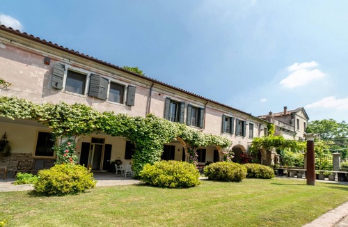Sambruson Villa | Villa 'Colloredo' with Shared Garden and Air Conditioning