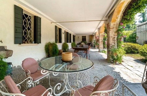 Sambruson Villa | Villa 'Colloredo' with Shared Garden and Air Conditioning