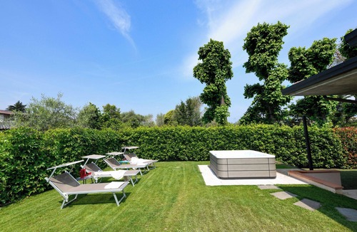 Manerba del Garda House | Villa Giulia- near the lake with whirlpool and private access to the beach.