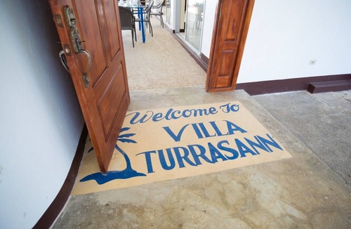Runaway Bay Villa | Villa Turrasann 3 Bedroom, Beachfront Villa, Fully Staffed