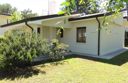 Bibione Villa | Villa with large garden and swimming pool