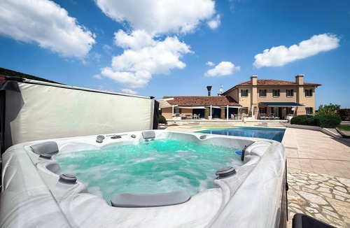 Cavarzere Apartment | VIOLET Luxury Apt in Villa, Patio, Pool, Hot Jacuzzi, A/C, WiFi, Gym, Sauna