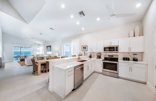 Treasure Cay Resort | VIP Beachfront - Large & Luxurious - End Unit