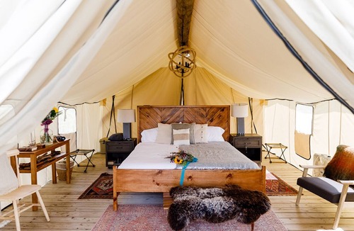 Manhattan Hotel | Voyager Waterfront King Tent | Collective | NYC Skyline + Harbor View