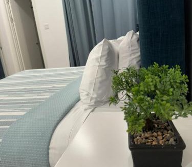 Beverly Hills Apartment | W39 Comfort Suites - Kingston - pool