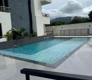 Beverly Hills Apartment | W39 Comfort Suites - Kingston - pool