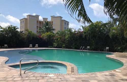 Bahamia West Condo | Walk to Bahamia Beach
