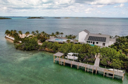 Hope Town House | Waterfront 4-Bedroom Home on Private Peninsula w/Private Dock!