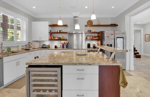 Nassau House | Waterfront Home in Old Fort Bay