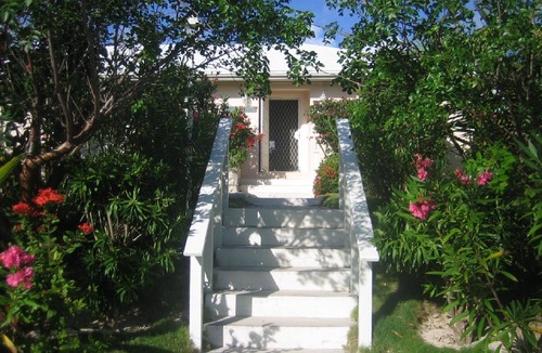 Rainbow Bay Villa | Waterfront. Private sea entry. Gazebo, Kayaks, Wifi. 300ft to Rainbow Beach