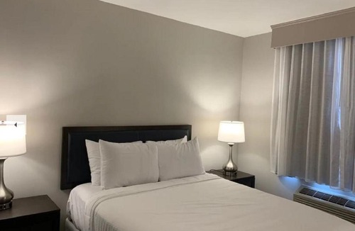 Queens Hotel | Wingate by Wyndham JFK Airport, Far Rockaway NY