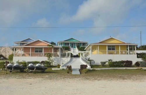 Rolleville Villa | Yellow Gardenview