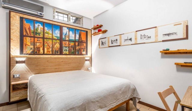 A practical 40 square meters studio apartment, perfect for three people, located on the fourth floor of a building without an elevator.The property is located in a centrally located area (limited traffic zone) of Modena, allowing our guests to explore th
