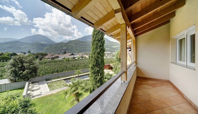 Apartment "Weinsepphof 7" with Mountain View, Pool, Wi-Fi, Garden & Balcony