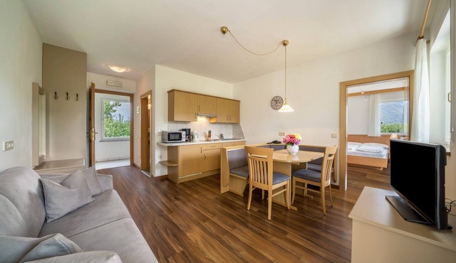 Apartment "Weinsepphof 8" with Mountain View, Pool, Wi-Fi, Garden & Balcony