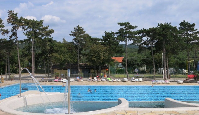 Beautiful apartment in villa for 6 guests with pool, WIFI, A/C and TV