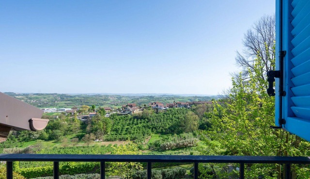 Beautiful apartment in villa for 11 people with WIFI, pool, TV, patio, pets allowed and parking