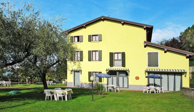 Beautiful apartment in villa for 4 guests with pool, WIFI, A/C and TV