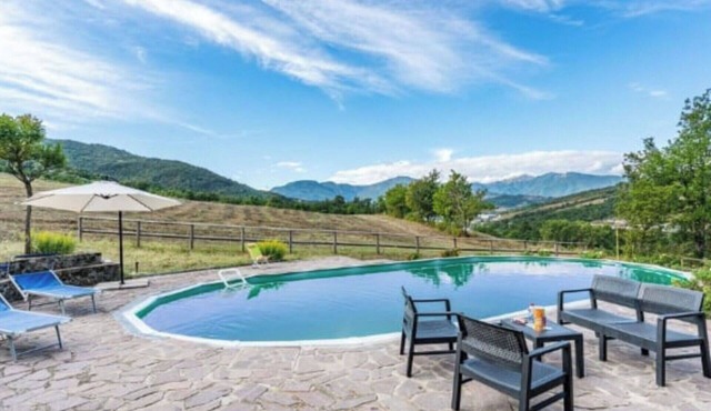 Beautiful private villa for 12 guests with private pool, WIFI, TV and pets allowed