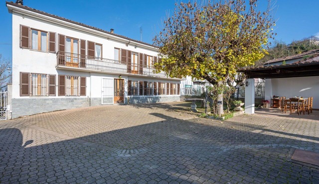Beautiful private villa for 6 guests with WIFI, private pool, TV, patio and pets allowed
