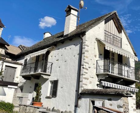 Casa indipendente con camino e mansarda.