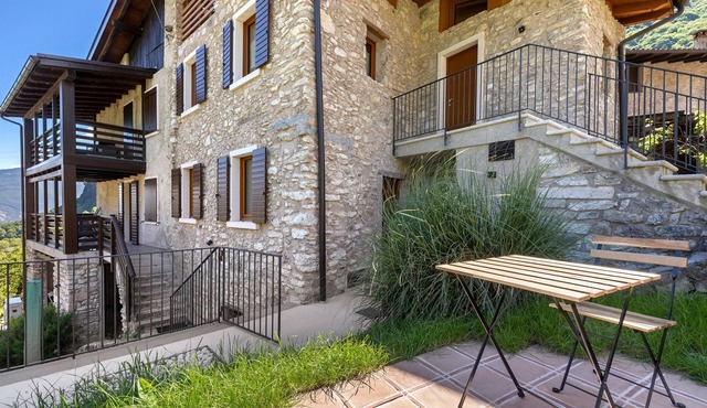 Casa Zucchelli, Garda Trentino: Castle View, Private Garden with BBQ, Up to 8 Guests
