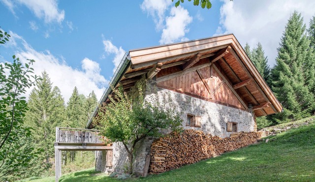 Chalet 'Baita El Deroch - Bellamonte' with Mountain View, Private Terrace and Private Garden