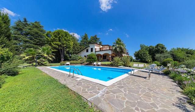 Daller Bianca lake view with swimming pool