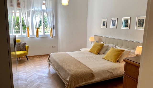 Delightful apartment from the late 20s, recently renovated.