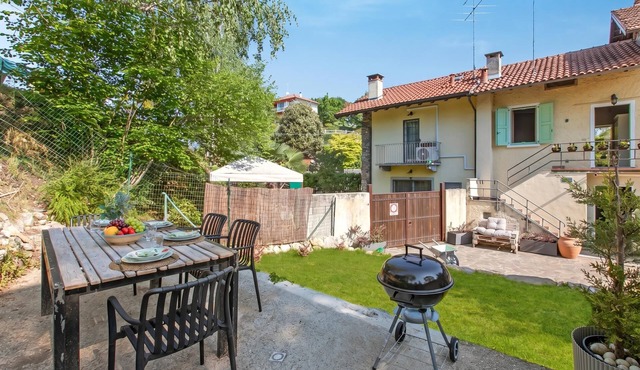 Dimora Della Rocca Private Garden, WIFI, BBQ & Parking, Angera, Italy