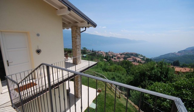 Exclusive and very high quality furnished apartment with stunning lake views
