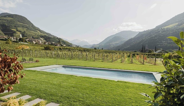 Farmhouse with pool close to hiking trails