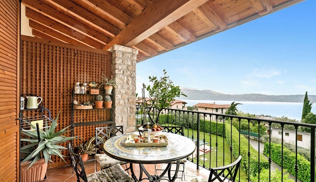 Grotten Loft with lake view & pool, Toscolano Maderno, Italy