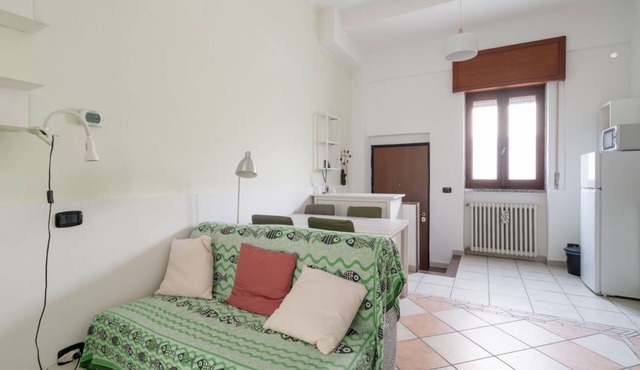 GuestHost - A comfortable 40 square meters apartment, perfect for four people, located on the ground floor of a building.The property is located in a quiet area of ​Milan and is well served by public transportation, allowing guests to easily explore
