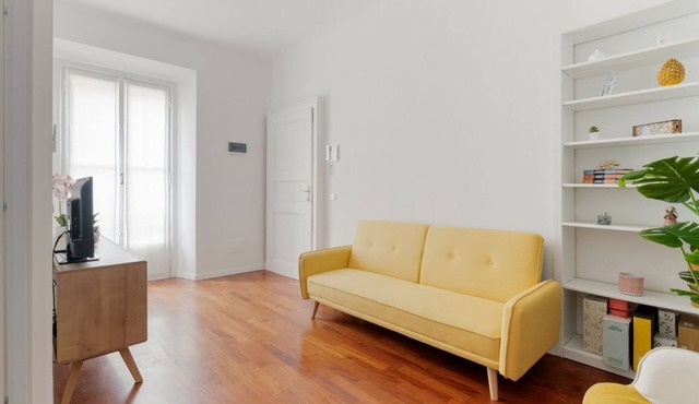 GuestHost - Charming 105 sqm apartment, accommodating up to 5 people, located on the first floor of a building with an elevator (NOT wheelchair accessible).The property is located in the Risorgimento district, a well-served residential area just steps fr