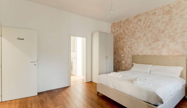 GuestHost - Modern 25 sqm room just 6 minutes walk from Sant'Antonio Hospital, able to accommodate up to 3 people. The accommodation is located on the ground floor (raised) of a building without a lift (NOT suitable for disabled people). Please note that
