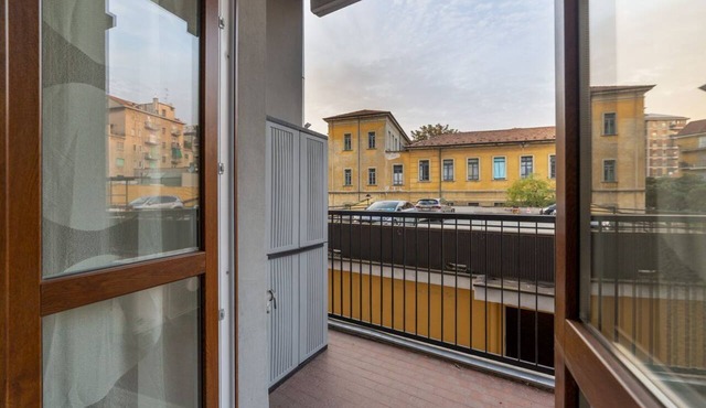 GuestHost - NEW! Bright APT with balcony! With WIFI & A/C!