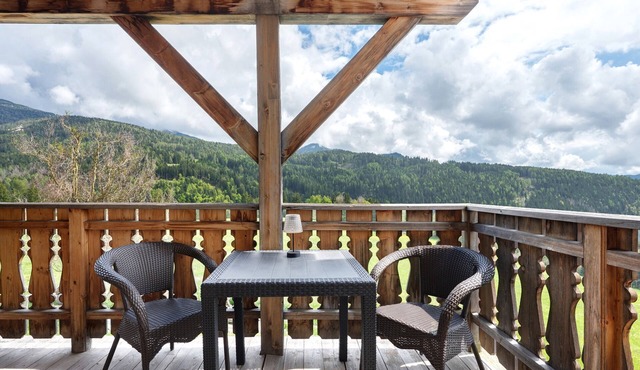 Holiday Apartment 'Huanzhof Ferienwohnung Lerch' with Mountain View, Private Terrace & Wi-Fi