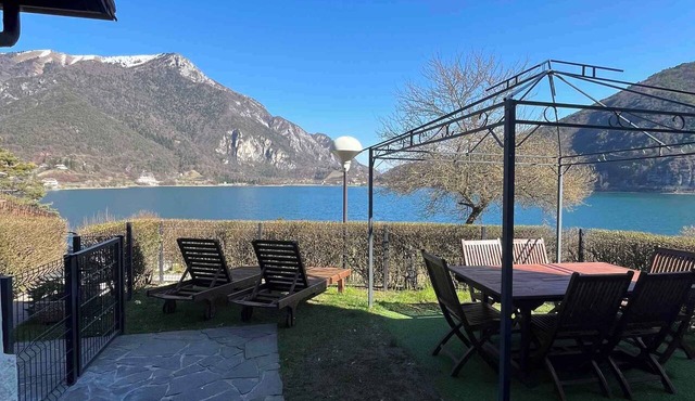 Holiday home with private access to the lake