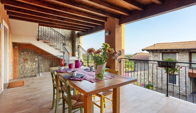 Il Borgo Apartments Lavanda: Lake View, Wi-Fi & Air Conditioning