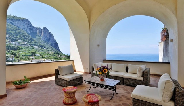 La Loggia, a splendid Capri house a stone's throw from the famous square