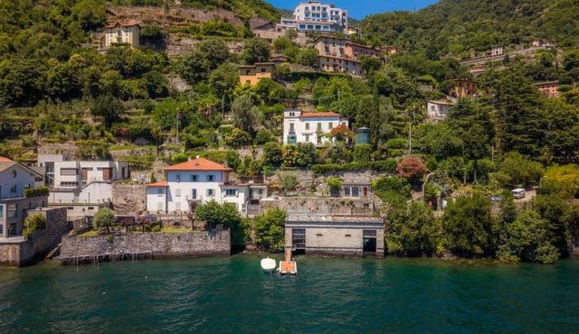 Lake Front Villa Giulia! Hot Tub, Lake access, gym